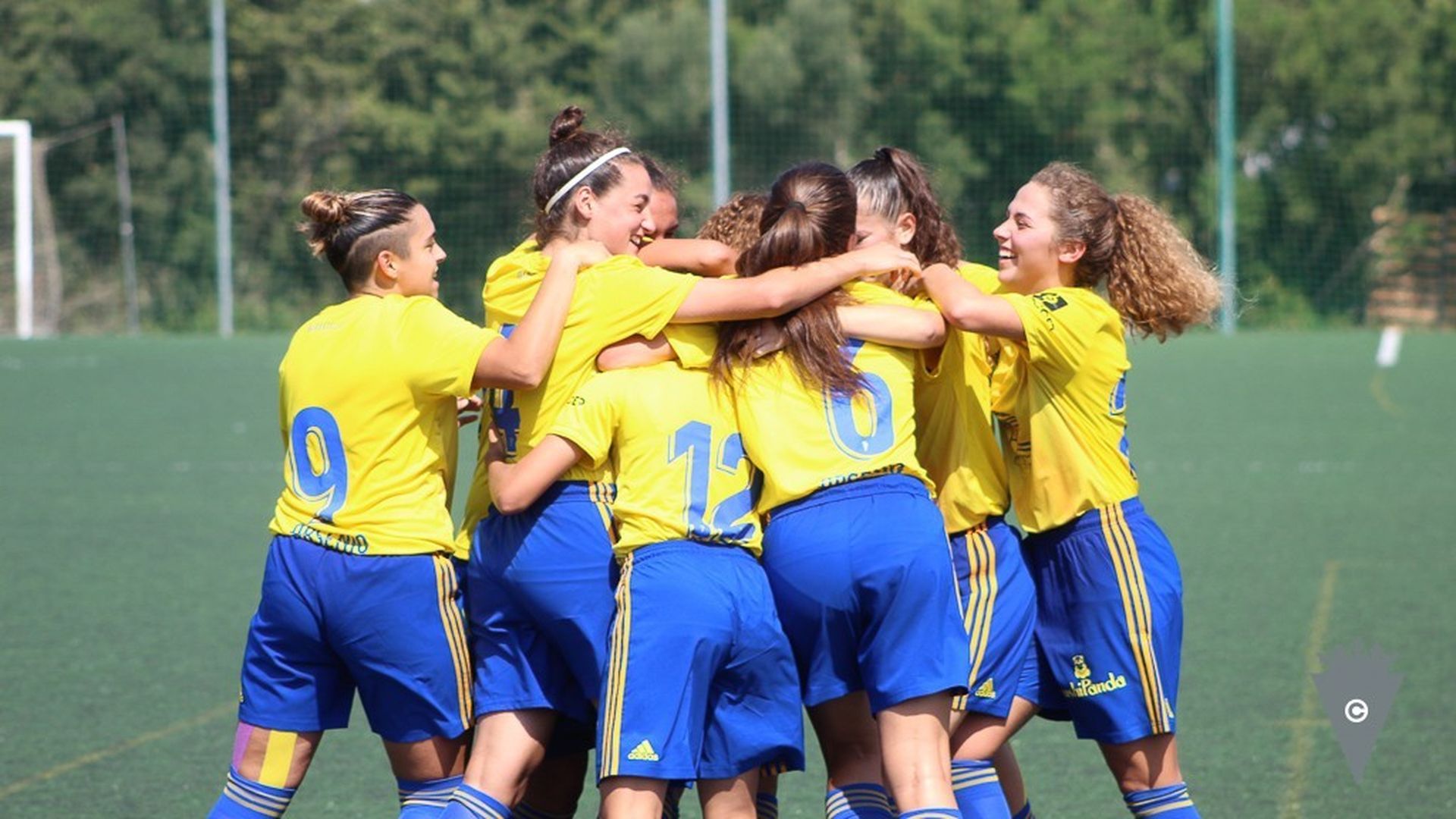 las_jugadoras_del_cadiz_celebran_el_gol_a_la_rambla_foto_ccf_001.jpg