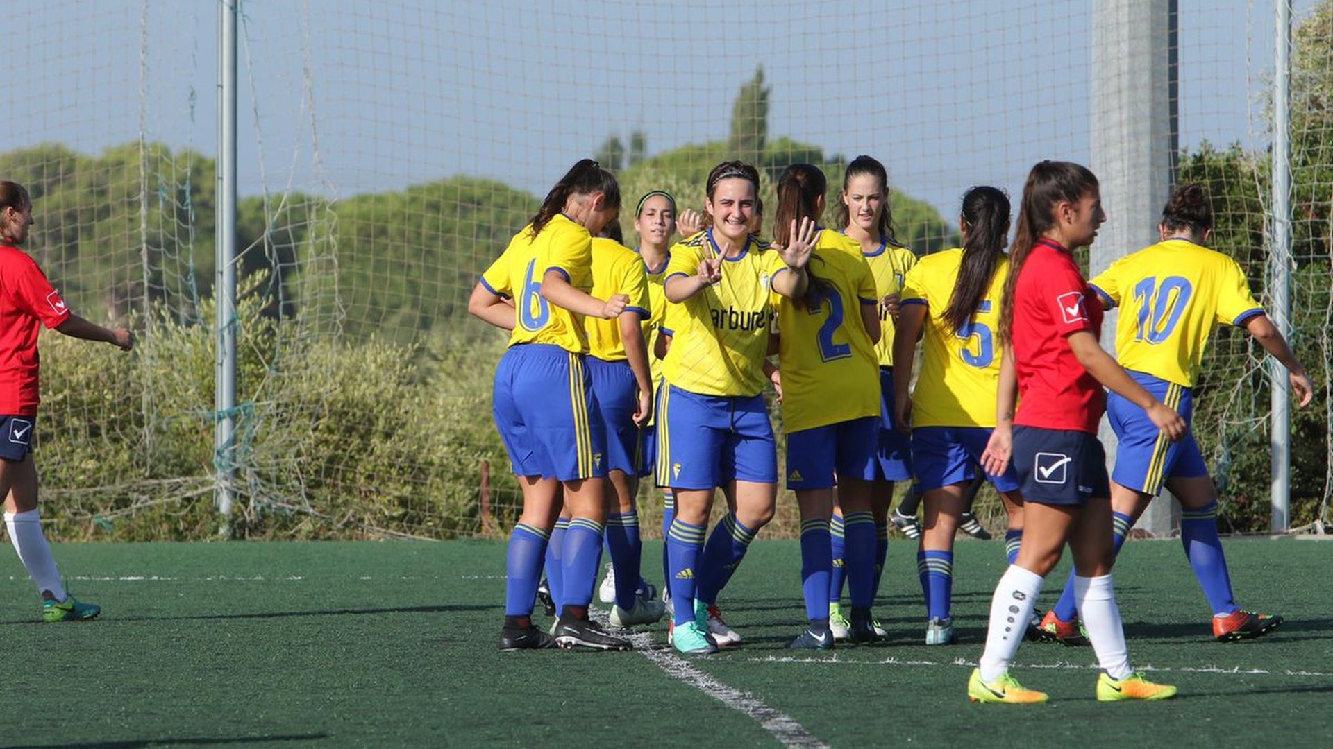 las_jugadoras_del_cadiz_durante_un_partido_esta_temporada_foto_ccf_001.jpg