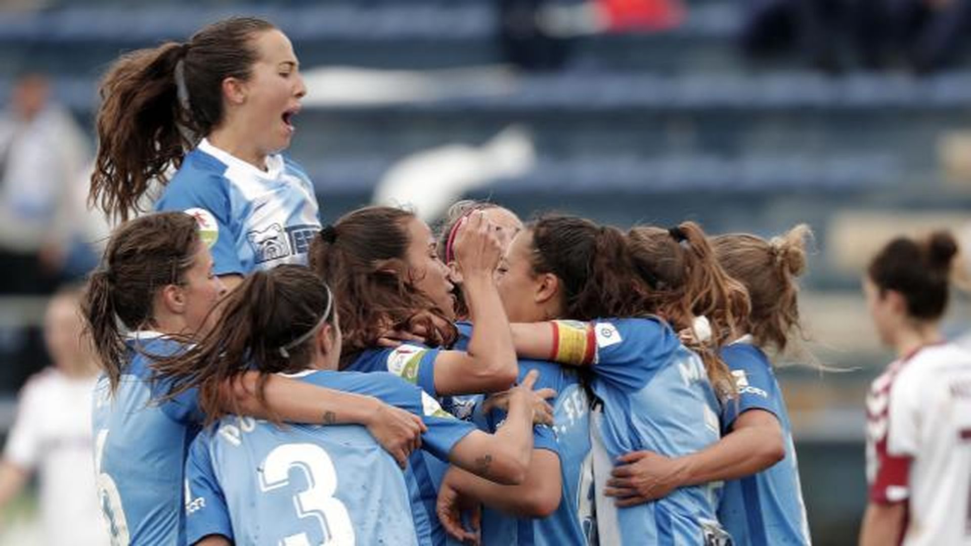 las_jugadoras_del_malaga_femenino_celebran_la_victoria__001.jpg