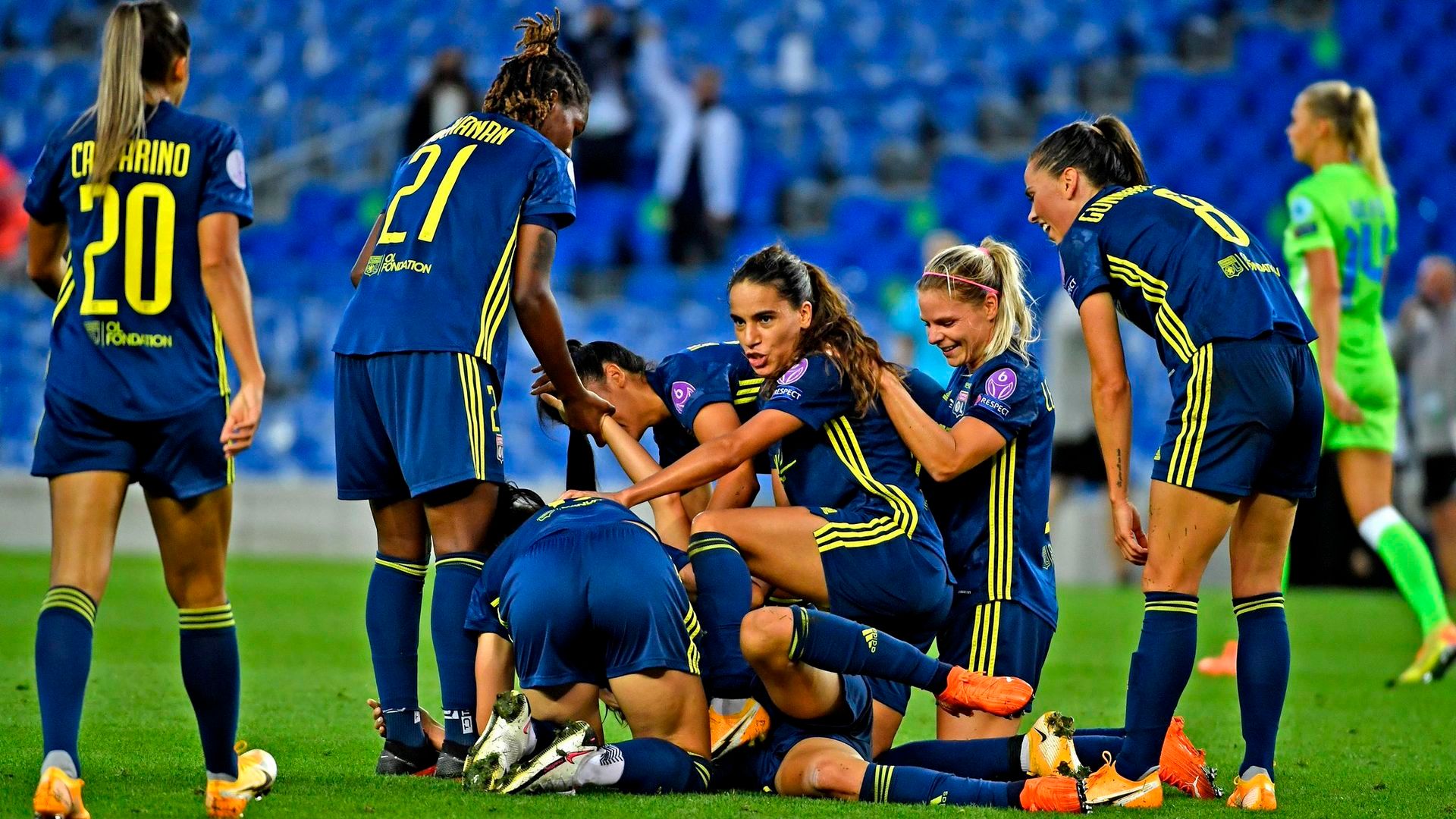 las_jugadoras_del_olympique_de_lyon_celebran_la_victoria_en_la_final_de_la_liga_de_cam_001.jpg