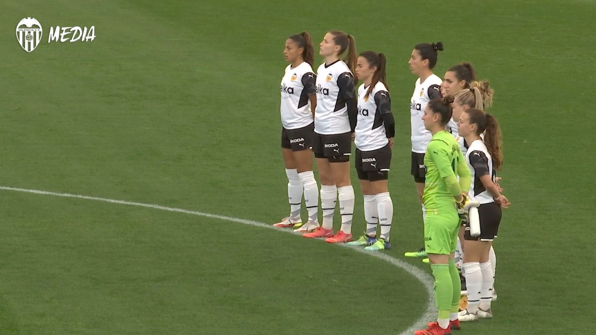 las_jugadoras_del_valencia_durante_el_minuto_de_silencio_por_vera_y_cayetana_001.png