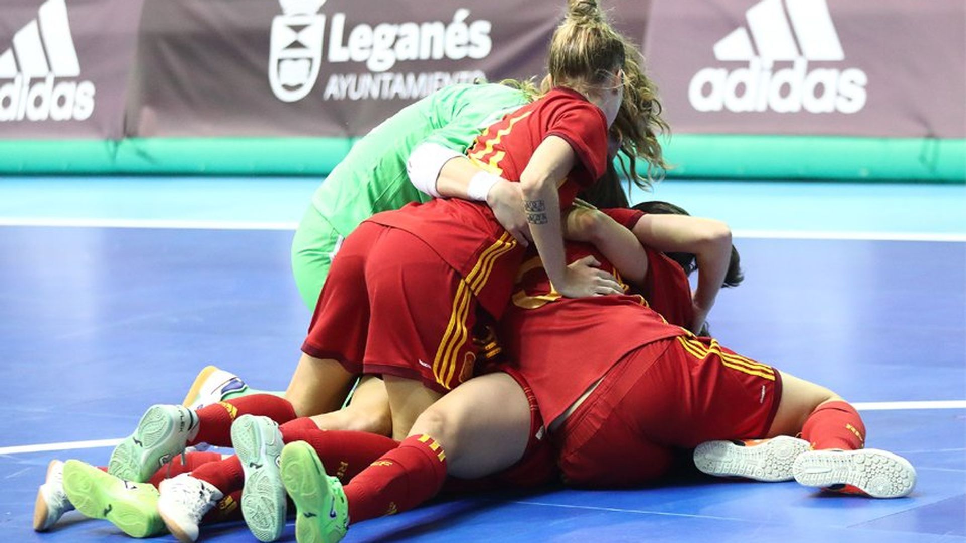 las_jugadoras_espanolas_celebran_el_pase_001.jpg