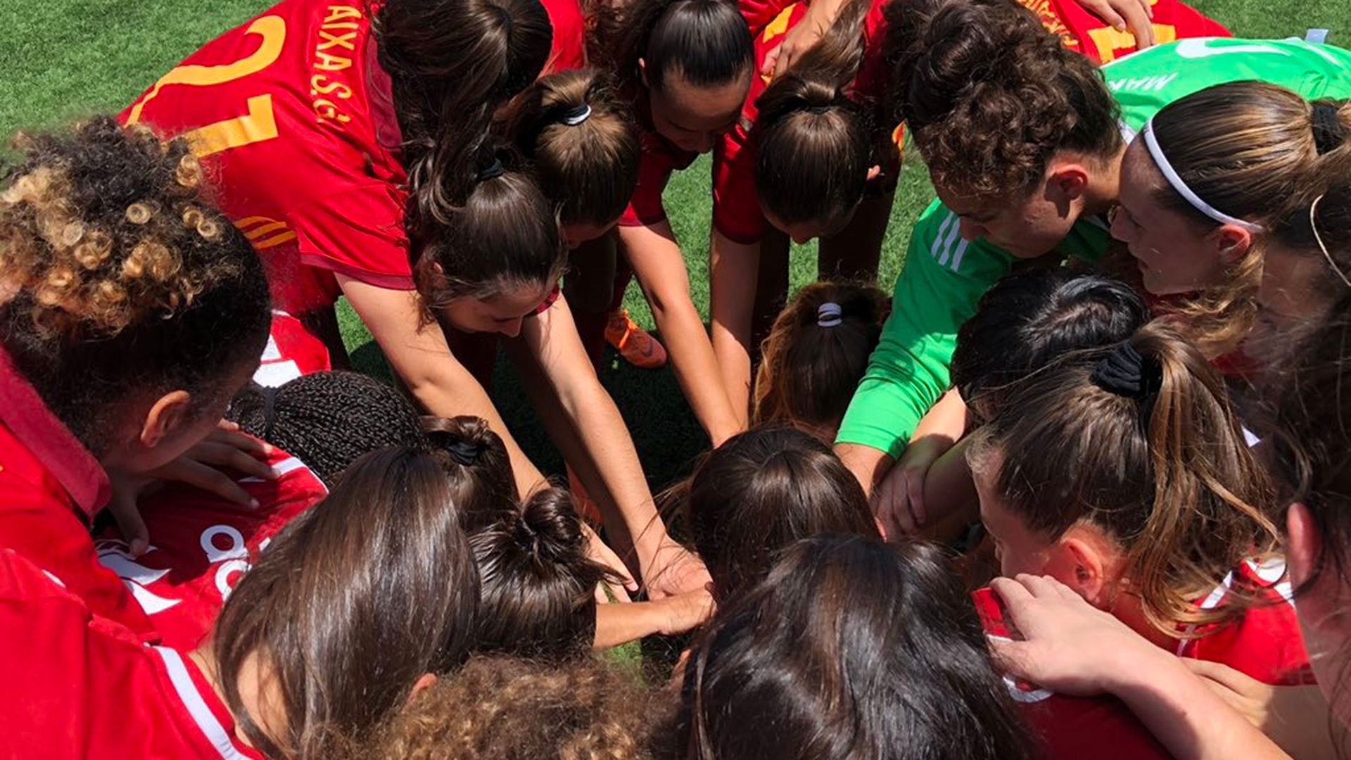 las_jugadoras_espanolas_hacen_pina_antes_del_partido_foto_sef.jpg