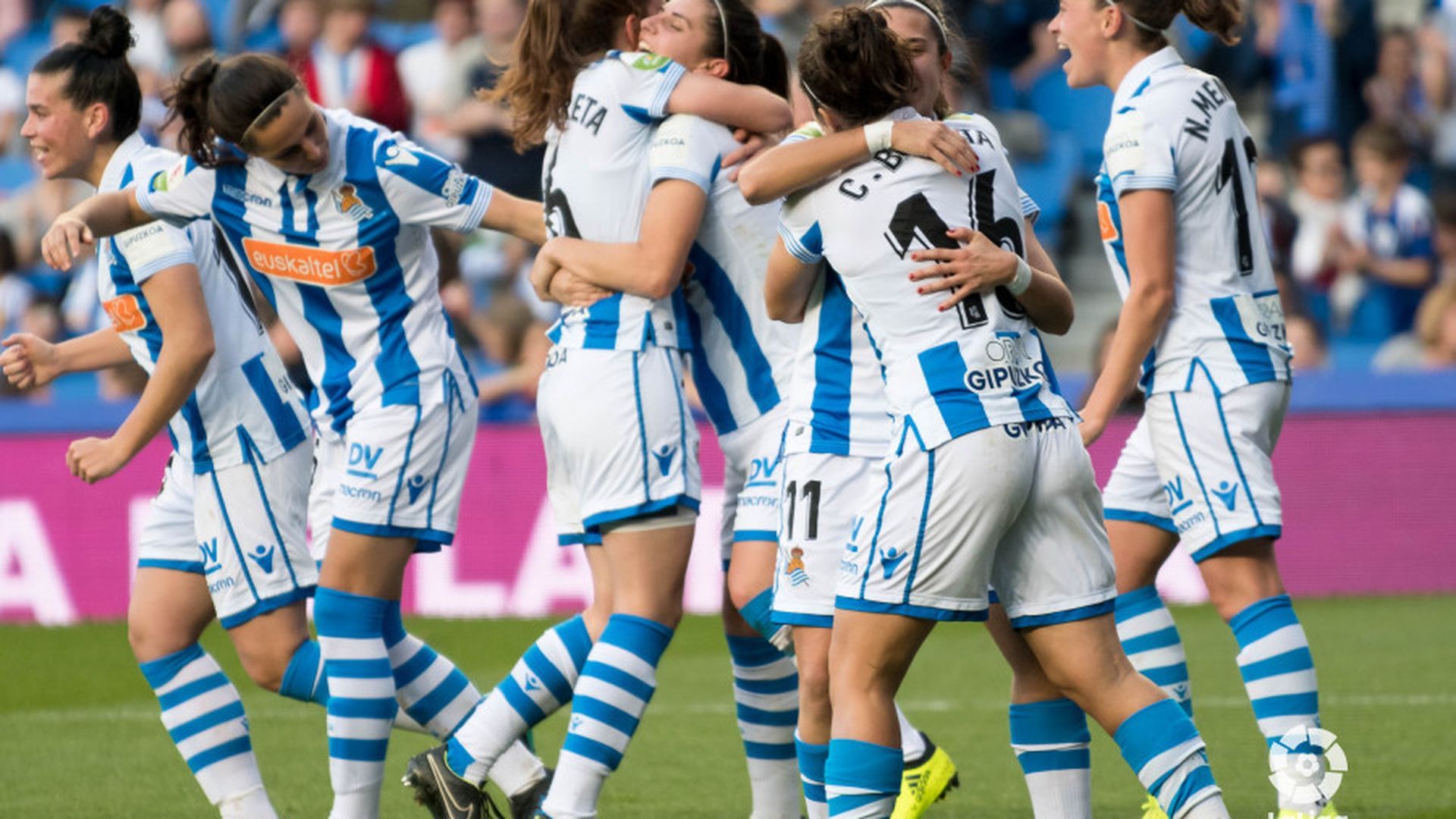 las_jugadores_de_la_real_sociedad_celebran_uno_de_los_goles_ante_el_sevilla_foto_lalig_001.jpg