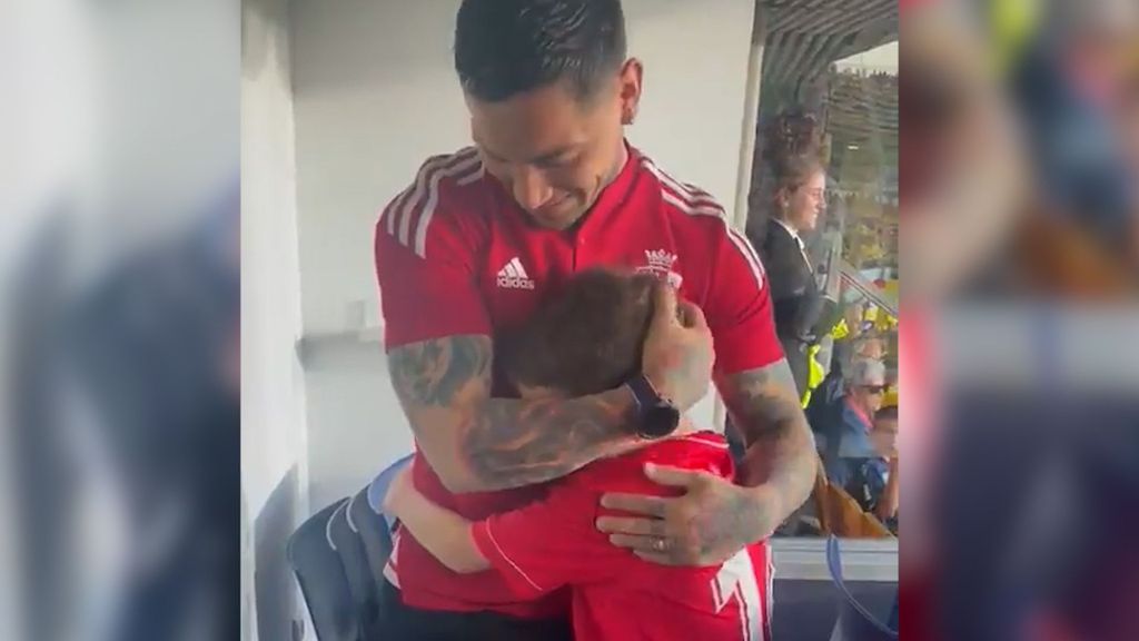 (Mediaset) La felicidad en una imagen: un pequeño aficionado llora al conocer a Chimmy Ávila y acaban abrazados