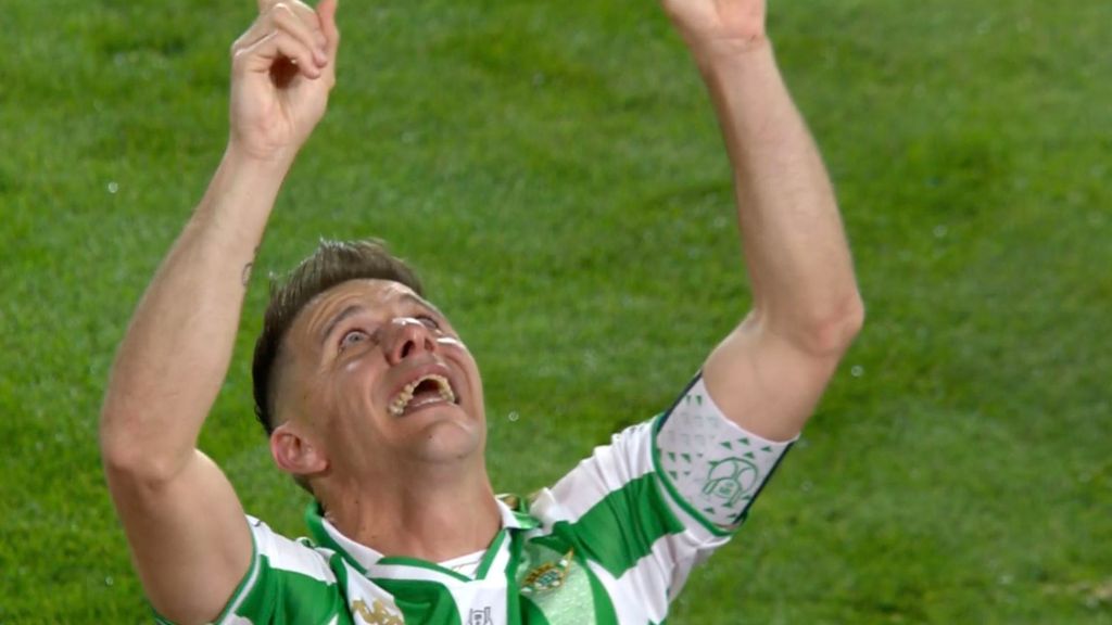 (MEDIASET) Las lágrimas de Joaquín nada más marcar Miranda: una imagen para la historia del Betis