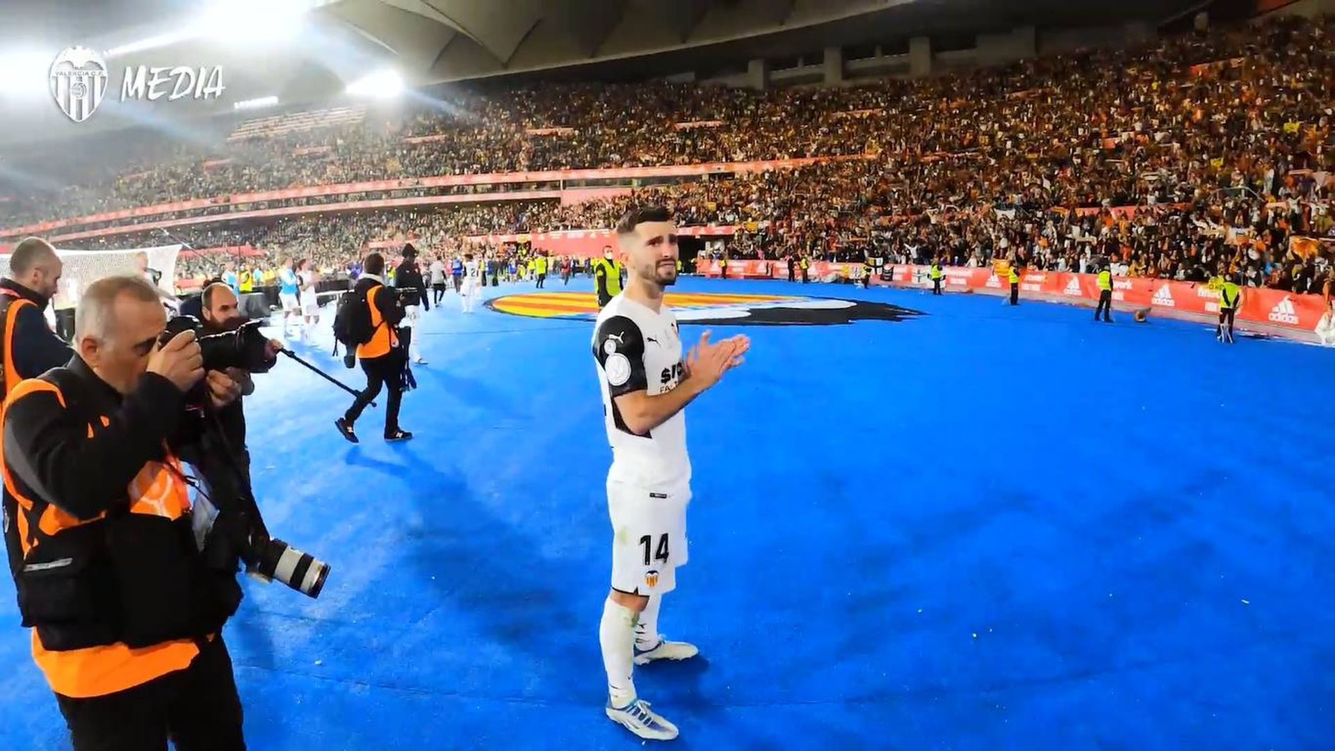 las_lagrimas_del_valencia_tras_perder_la_final_de_copa_desde_dentro_001.jpg