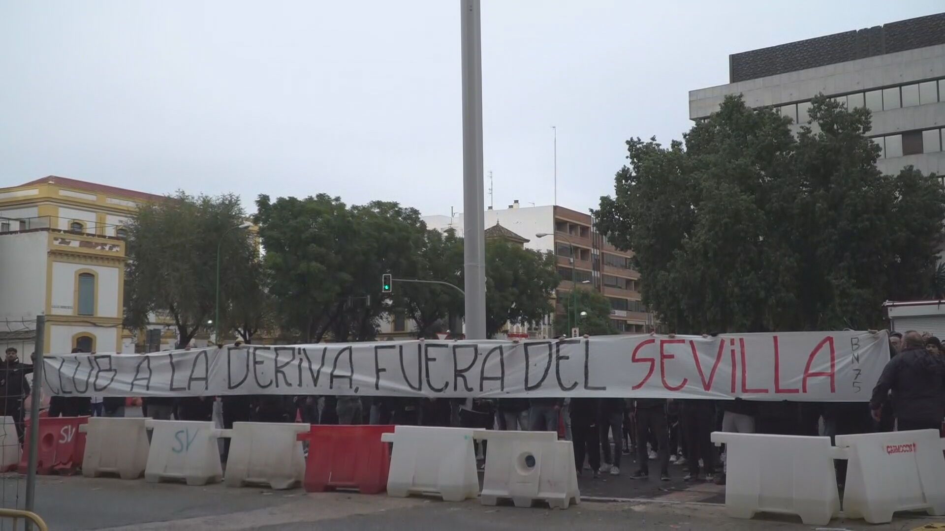las_protestas_de_biris_norte_en_la_junta_de_accionistas_del_sevilla.jpeg