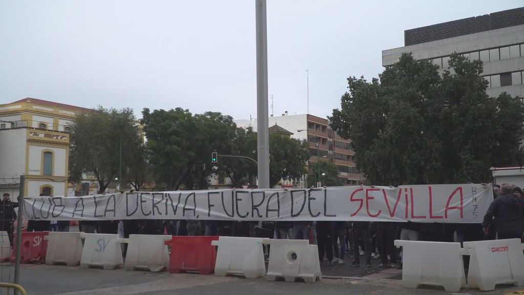 Las protestas de Biris Norte en la Junta de Accionistas del Sevilla