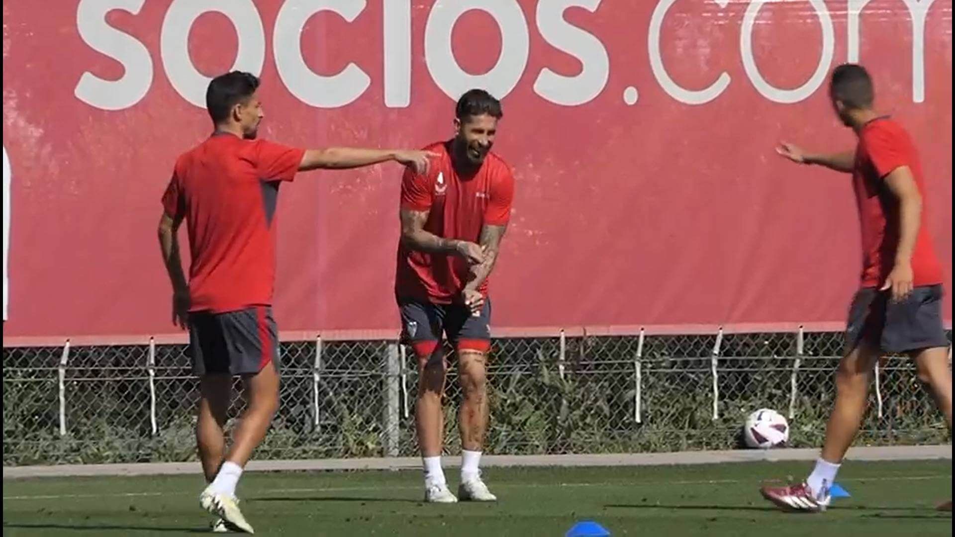 las_risas_de_sergio_ramos_durante_el_entrenamiento_del_sevilla_en_la_antesala_del_derb.jpg