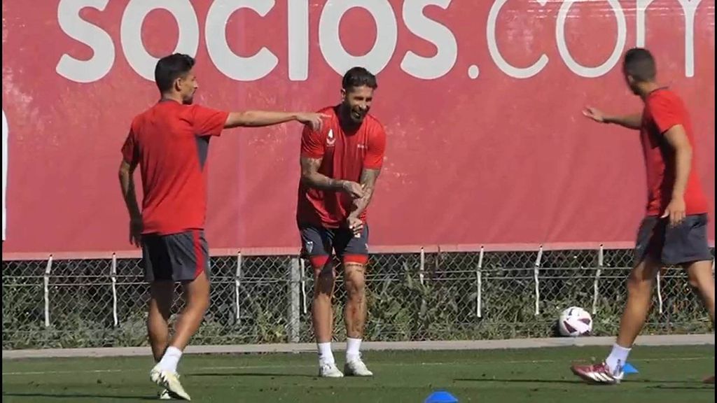 Las risas de Sergio Ramos durante el entrenamiento del Sevilla en la antesala del derbi