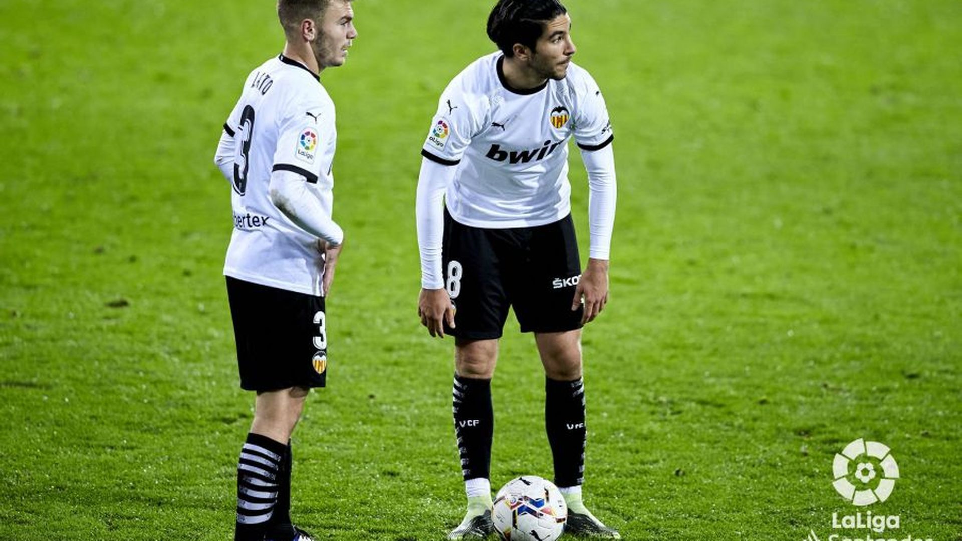 lato_y_soler_se_disponen_a_sacar_una_falta_foto_laliga_001.jpeg
