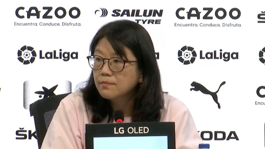 Layhoon Chan llega para la rueda de prensa sobre el Nou Mestalla