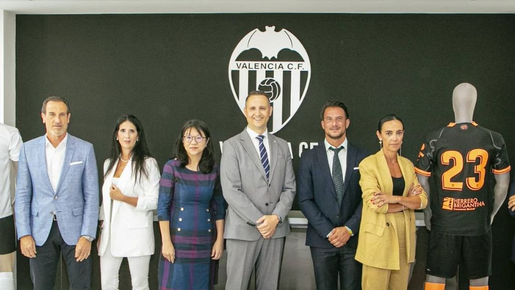 Layhoon presenta junto a las leyendas la nueva camiseta del Valencia CF