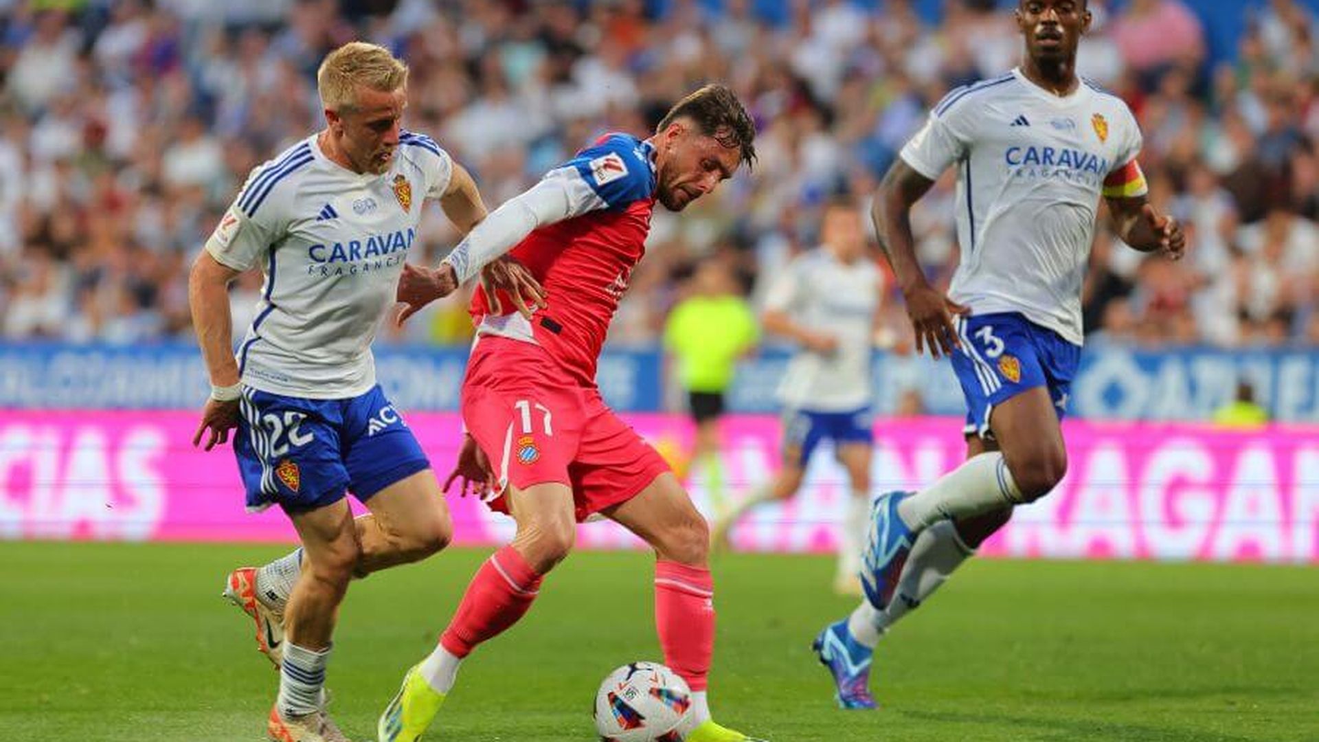 lecoeuche_disputa_el_balon_con_jofre_carreras_foto_laliga.jpeg lecoeuche_disputa_el_balon_con_jofre_carreras_foto_laliga.jpeg
