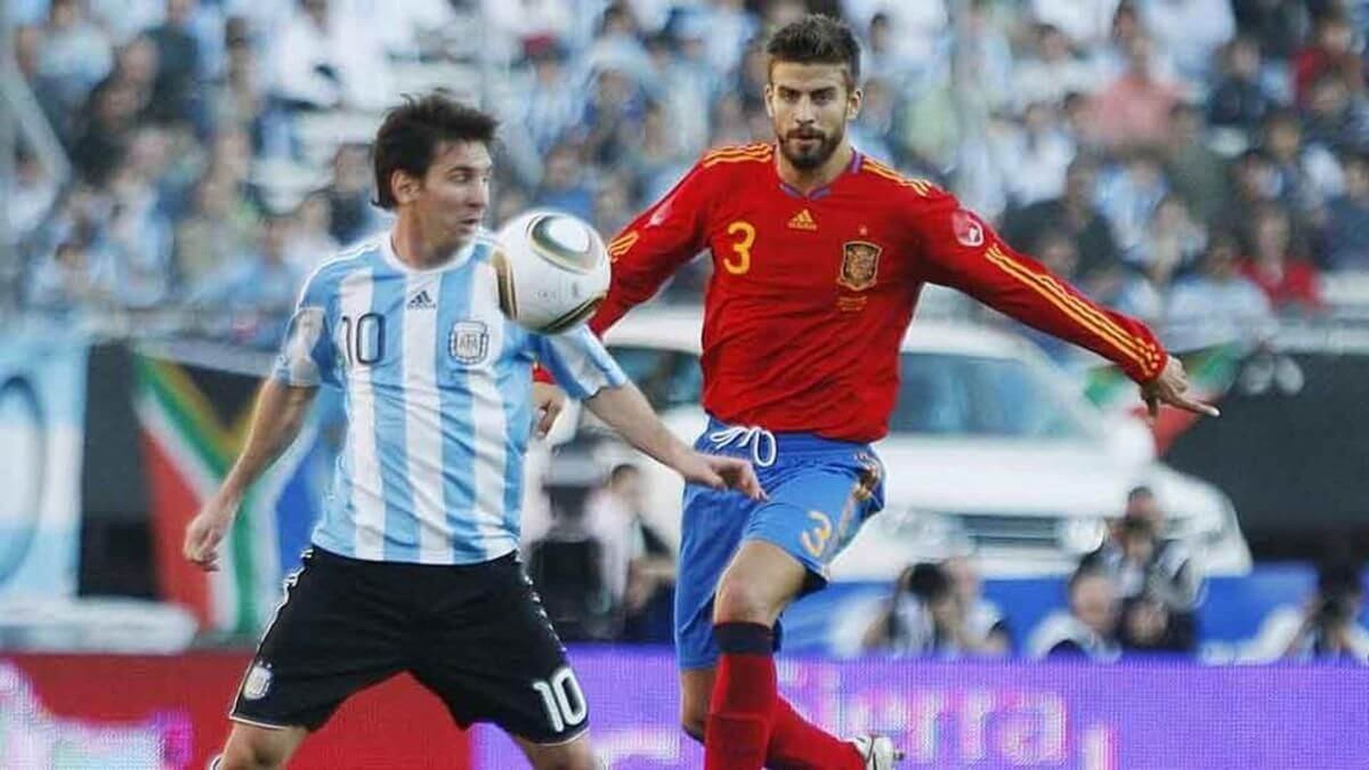 leo_messi_ante_pique_en_un_espana_argentina_foto_efe.jpg