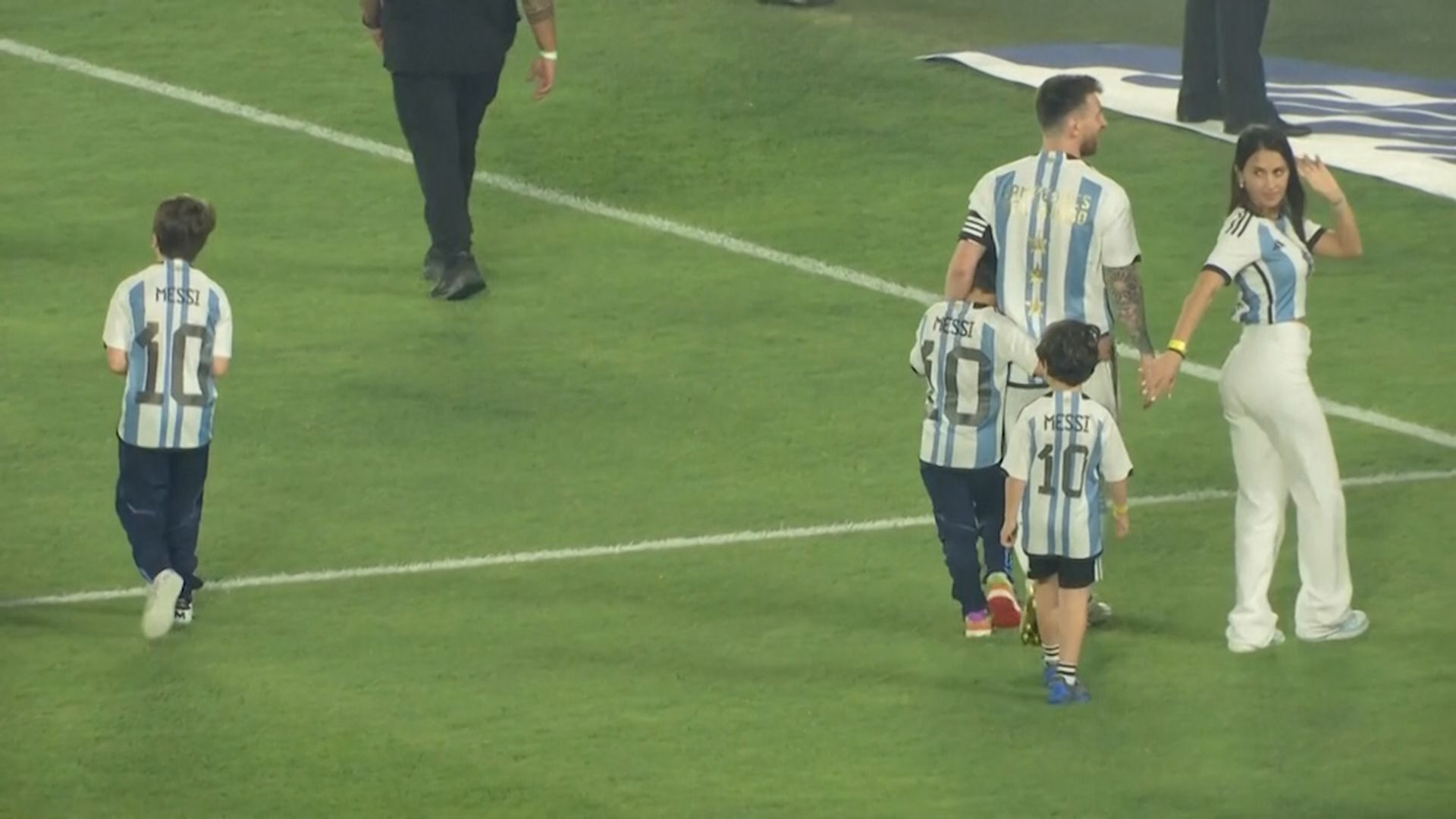 leo_messi_levanta_la_copa_del_mundo_junto_a_antonella_y_sus_tres_hijos_en_el_monumenta.jpg