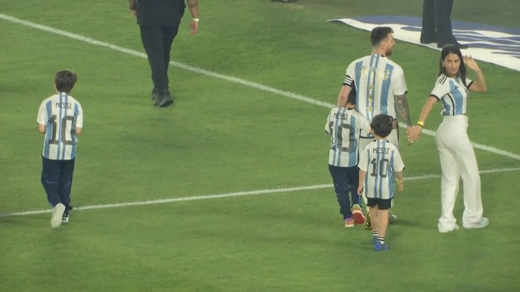 (Mediaset) Leo Messi levanta la Copa del Mundo junto a Antonella y sus tres hijos en el Monumental