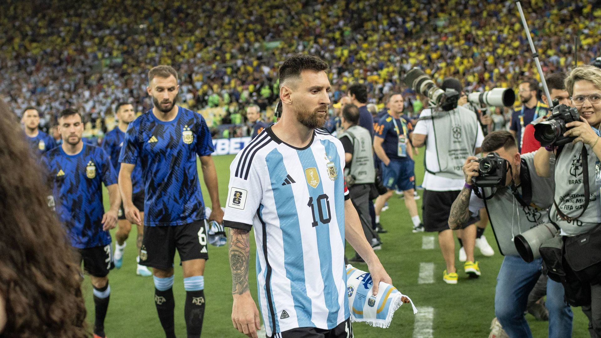 leo_messi_se_lleva_a_sus_jugadores_a_vestuarios_por_las_cargas_policiales.jpg leo_messi_se_lleva_a_sus_jugadores_a_vestuarios_por_las_cargas_policiales.jpg