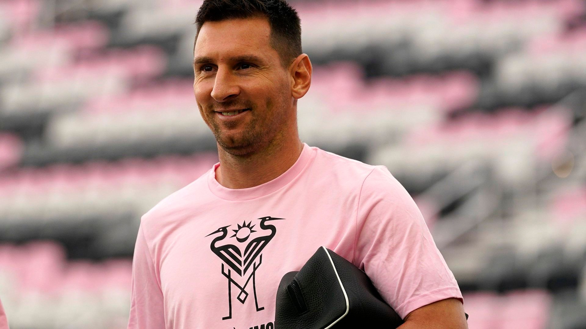 leo_messi_y_el_gesto_solidario_con_selena_gomez_le_regalo_una_camiseta_para_su_fundaci.jpg leo_messi_y_el_gesto_solidario_con_selena_gomez_le_regalo_una_camiseta_para_su_fundaci.jpg