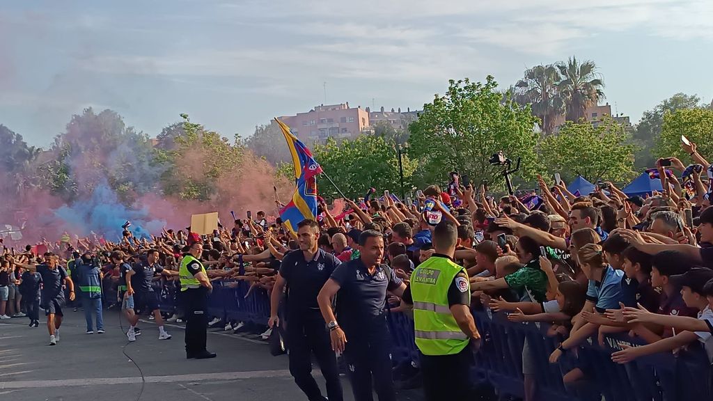Masivo recibimiento de la afición granota al equipo en la final por el ascenso