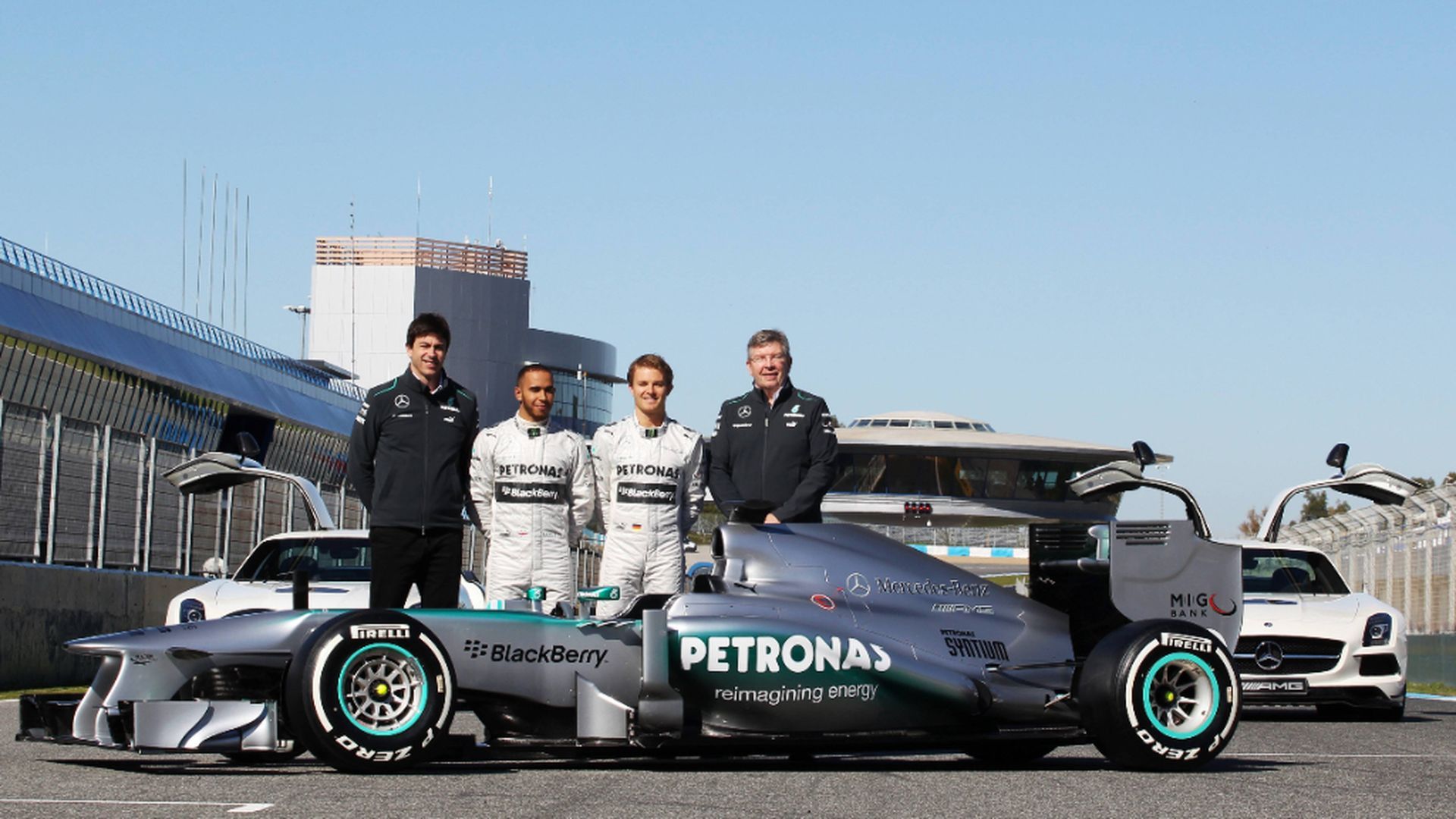 lewis_hamilton_junto_a_su_mercedes_en_2013_fuente_cordon_press_001.jpeg