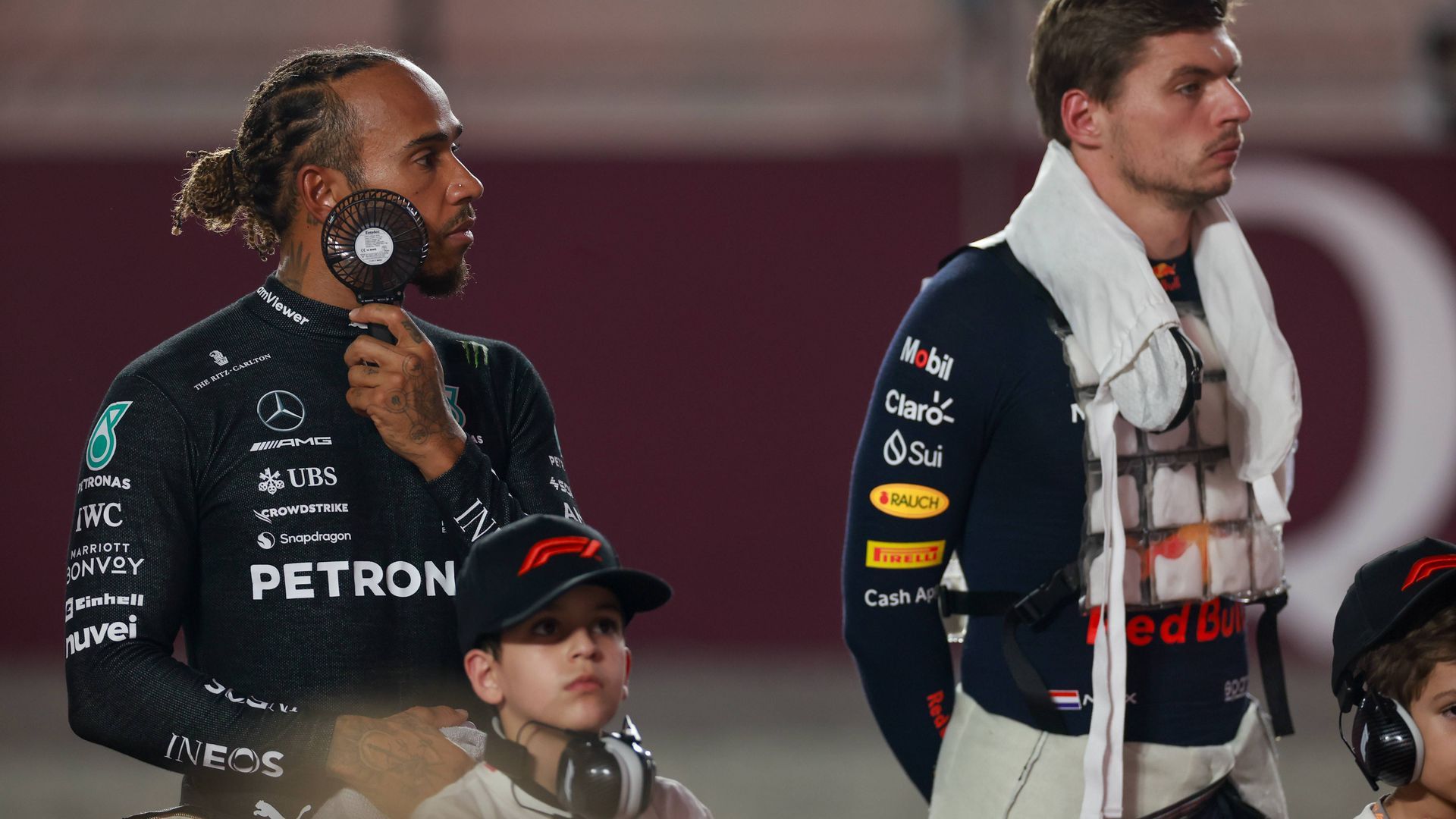 lewis_hamilton_y_max_verstappen_antes_de_la_carrera_en_qatar_cordon_press.jpg lewis_hamilton_y_max_verstappen_antes_de_la_carrera_en_qatar_cordon_press.jpg