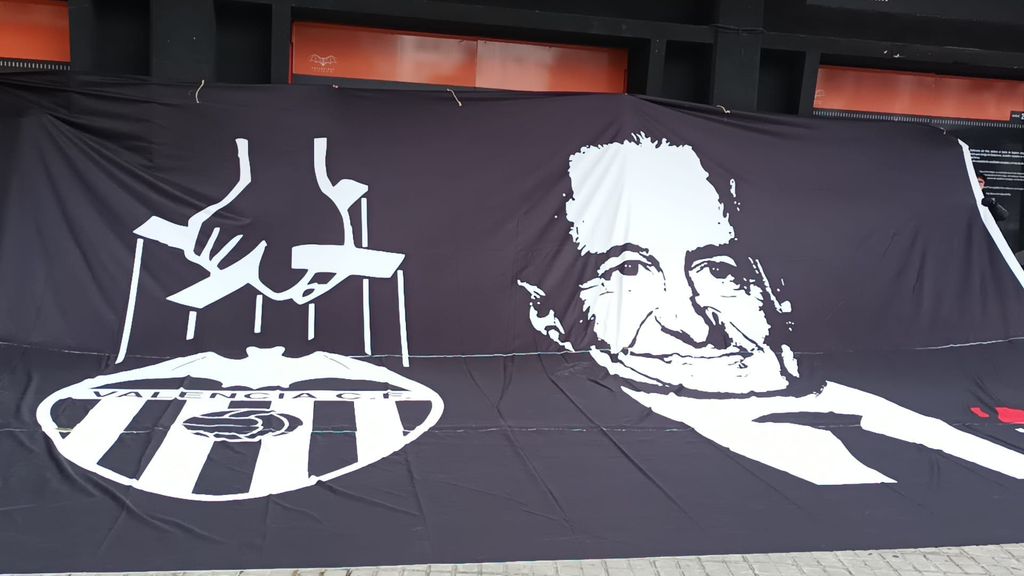 Protestas contra Peter Lim y Mendes antes de entrar en la junta