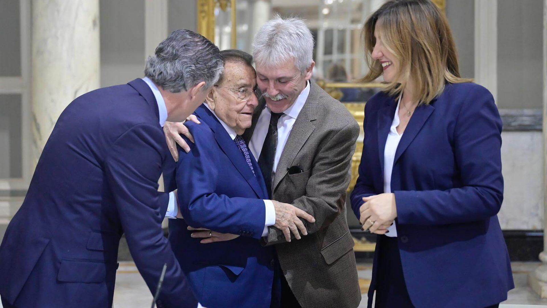 libro_homenaje_a_paco_fenollosa_en_la_foto_con_los_autores_y_la_alcaldesa_001.jpeg libro_homenaje_a_paco_fenollosa_en_la_foto_con_los_autores_y_la_alcaldesa_001.jpeg