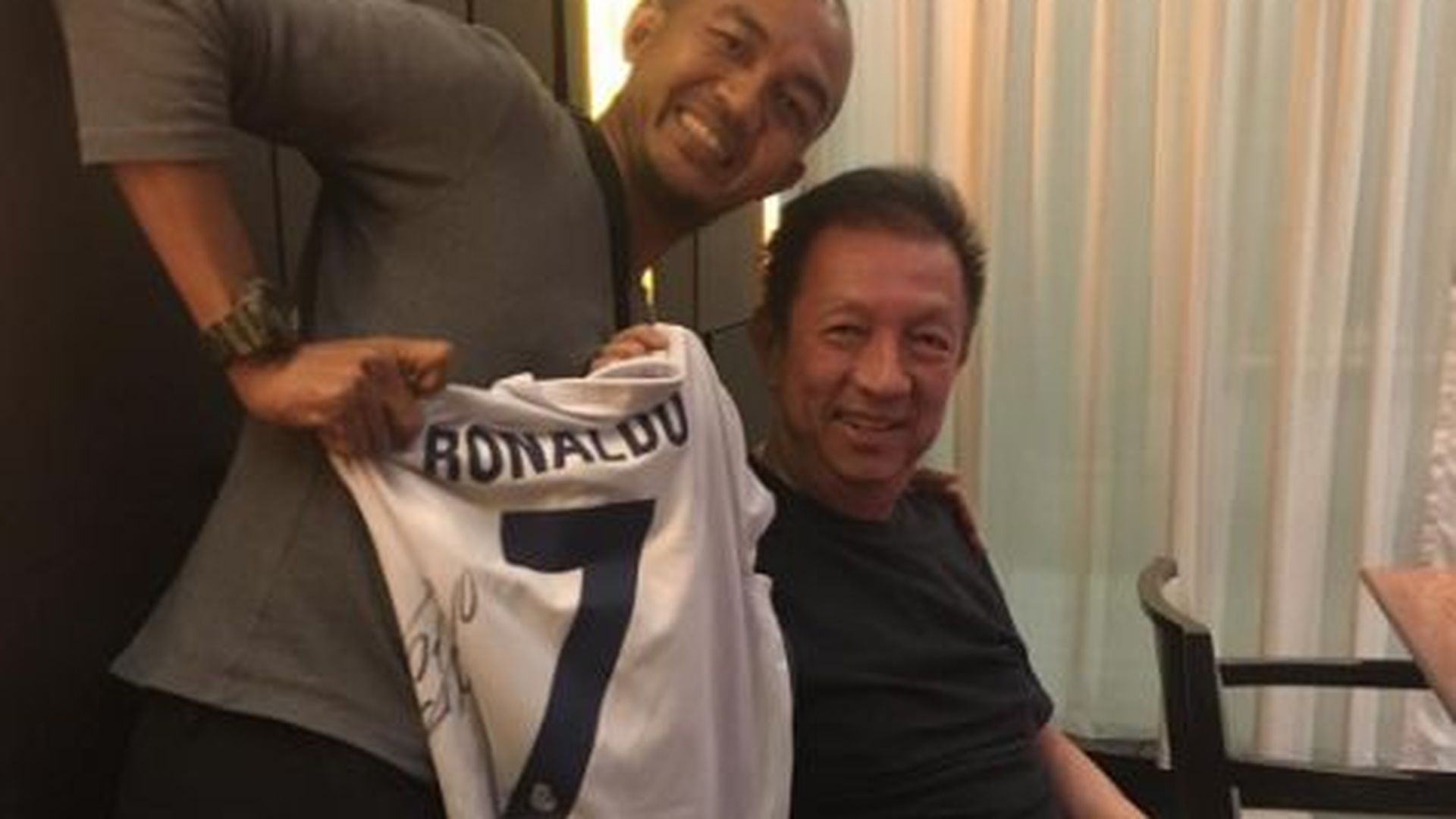 limcamisetarony.png