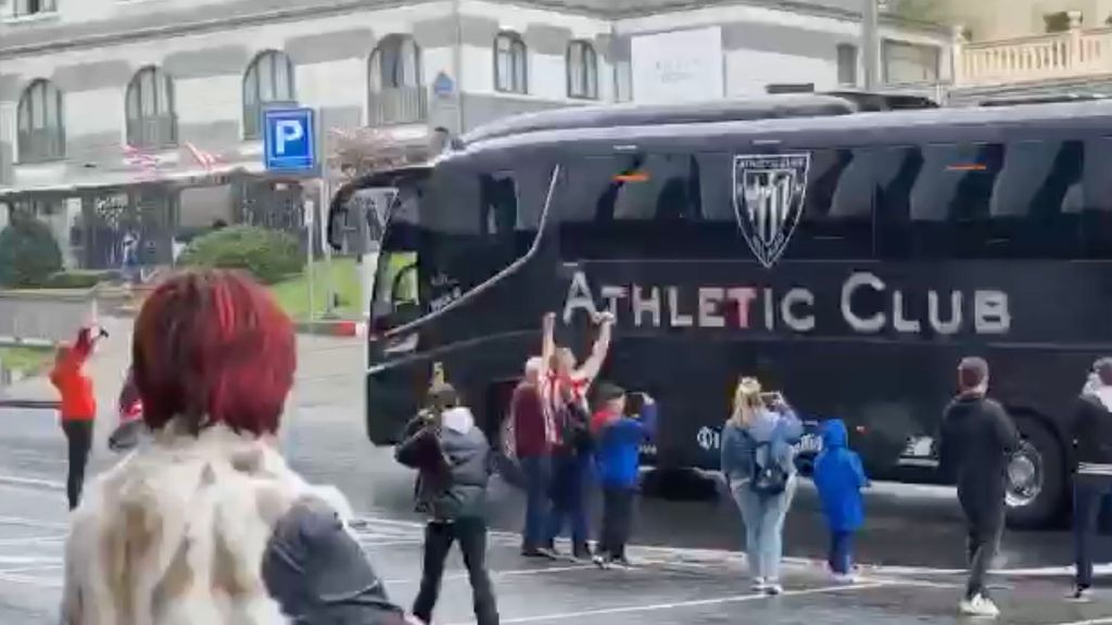 El autobús del Athletic llega a San Mamés para el derbi ante la Real Sociedad