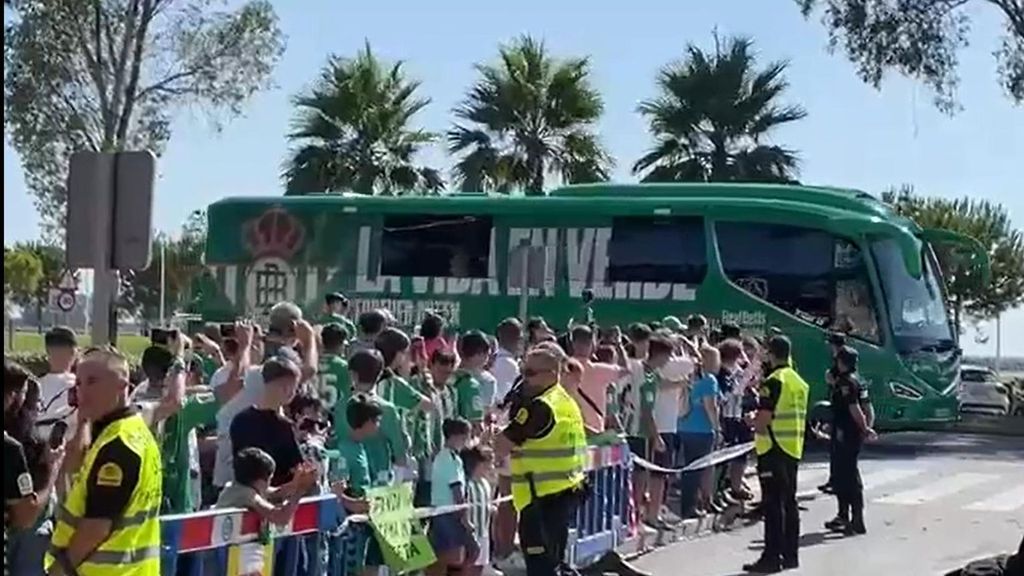 Llegada del autobús del Betis al estadio para el choque ante el Burnley