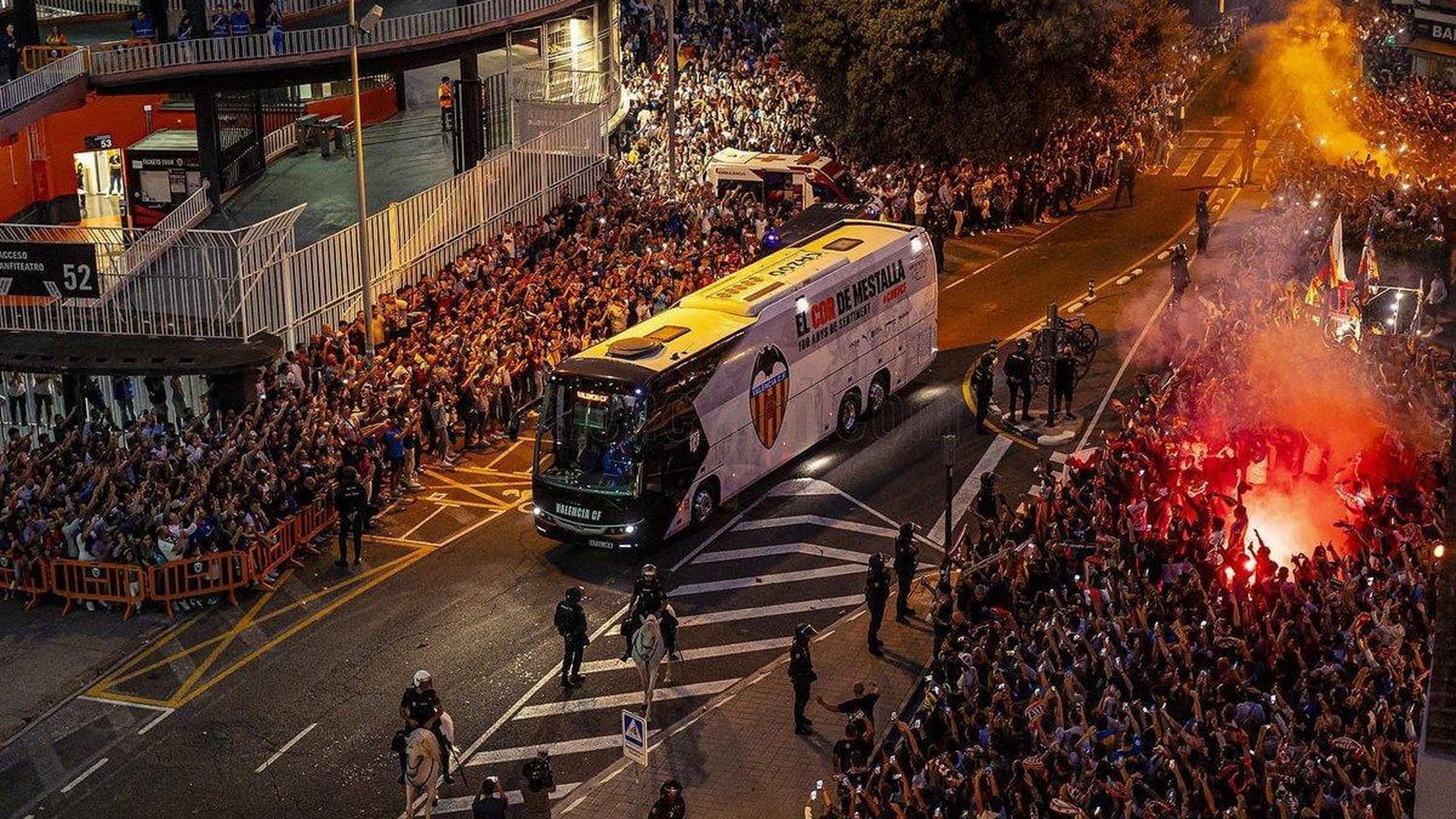 llegada_del_autobus_del_valencia_cf_a_mestalla_001.jpeg