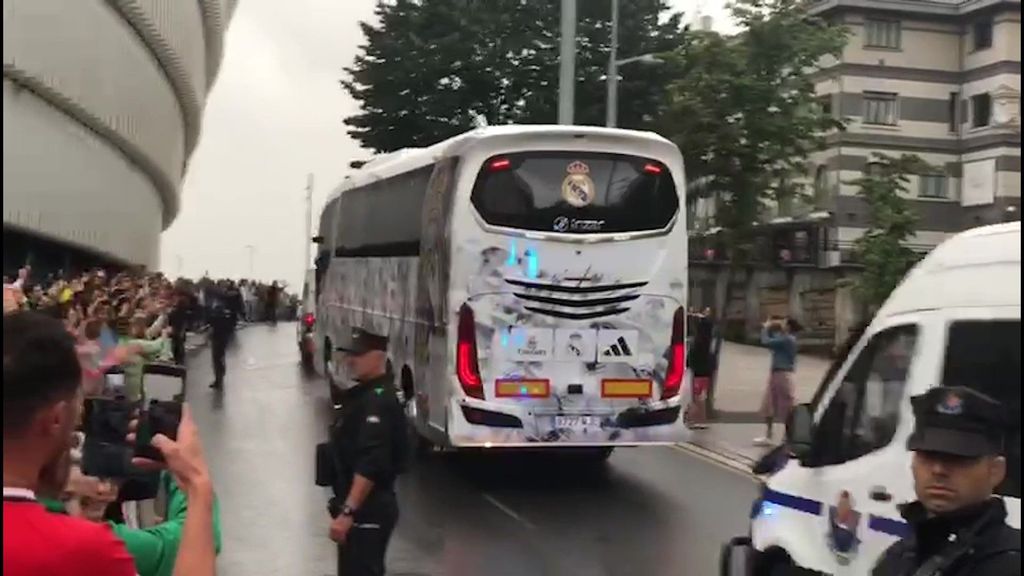 Pitos a la llegada del autobús del Real Madrid a San Mamés