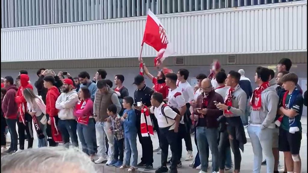 Llegada del Sevilla para enfrentarse al Arsenal