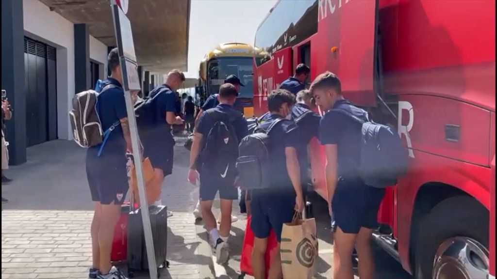 Llegada del Sevilla tras su gira en Korea