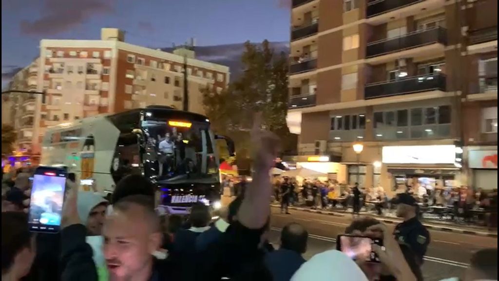 Llegada del Valencia CF a Mestalla para jugar ante el Real Betis
