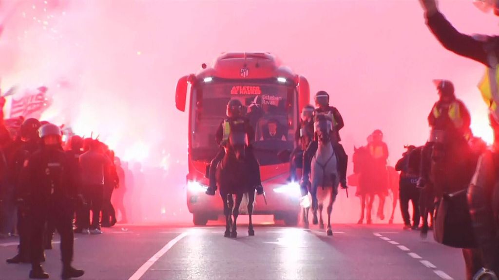 La afición del Atlético no se da por vencida: el increíble recibimiento lleno de humo y color