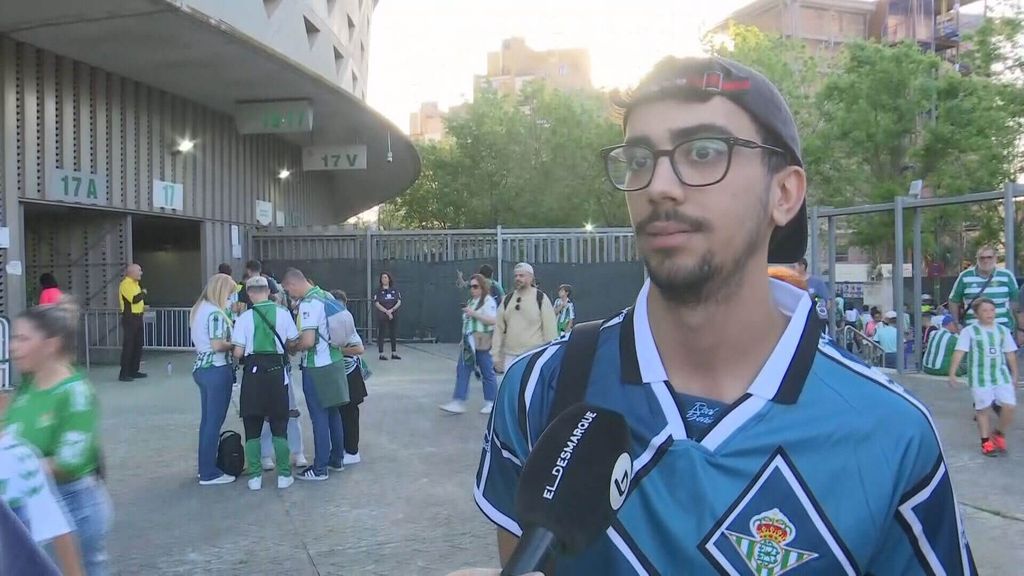 Los béticos recuerdan a Manuel Ruiz De Lopera y algunos creen que es poco homenaje el que le rinde el Real Betis