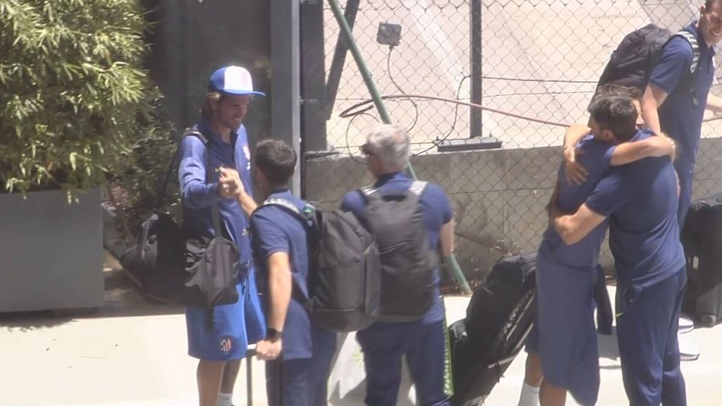 El Atlético llega a Madrid y los jugadores se despiden entre abrazos con muchos futuros en el aire