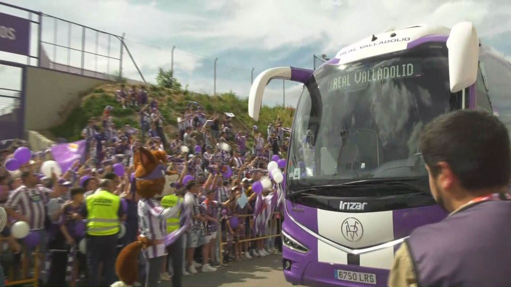 El espectacular recibimiento de la afición al Real Valladolid en el partido contra el Villarreal B