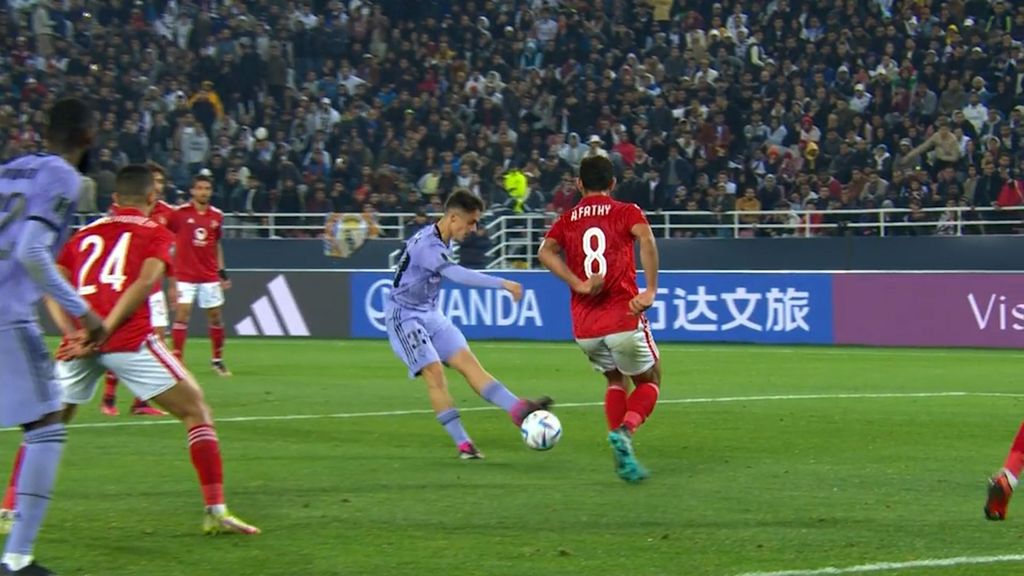 (Mediaset) Llegar y besar el santo: el gol nada más entrar al terreno de juego de Arribas en el Real Madrid - Al-Ahly