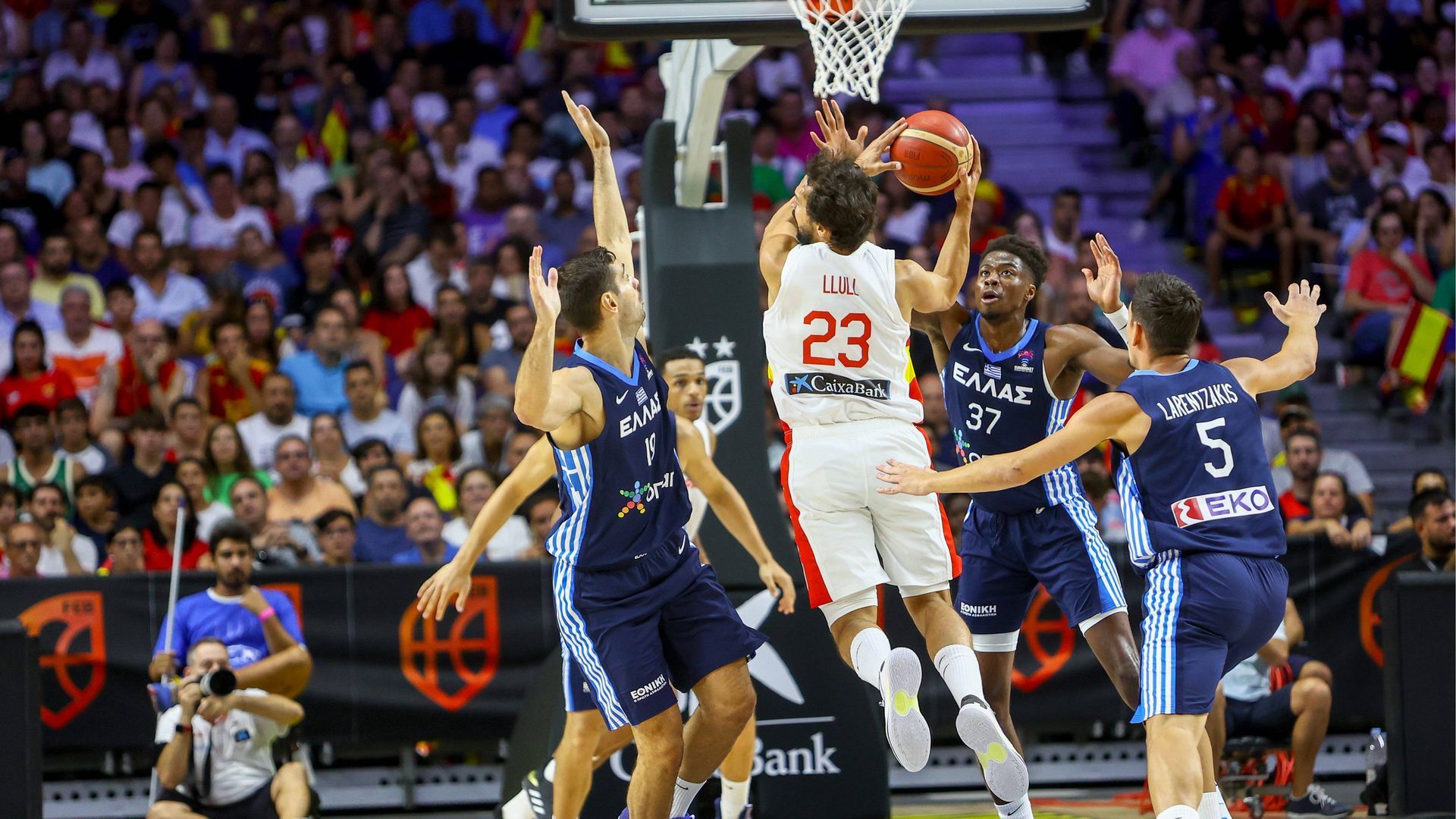llull_entra_a_canasta_en_el_amistoso_ante_grecia.jpg