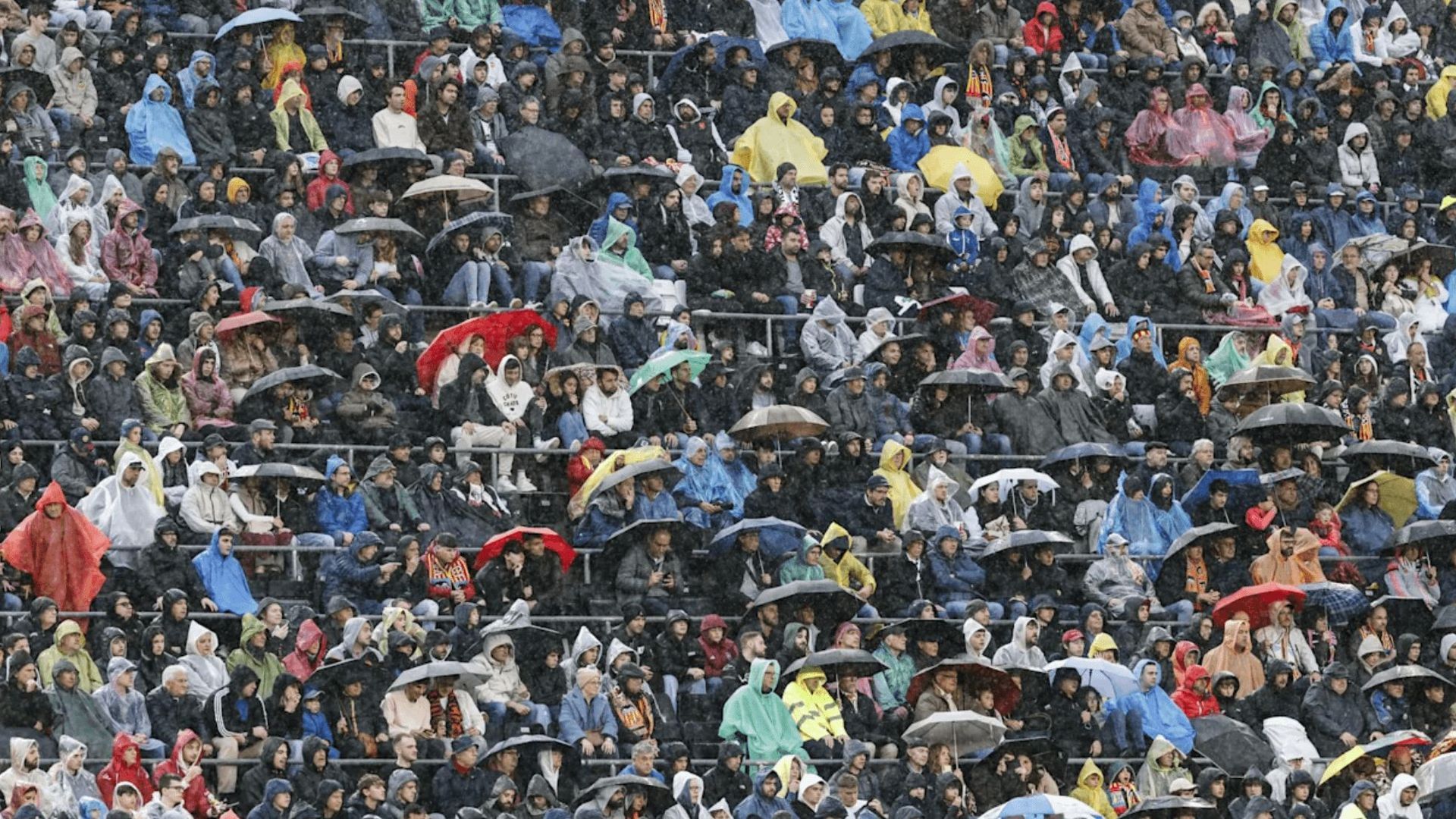 lluvia_y_paraguas_en_mestalla_foto_efe_001.png lluvia_y_paraguas_en_mestalla_foto_efe_001.png