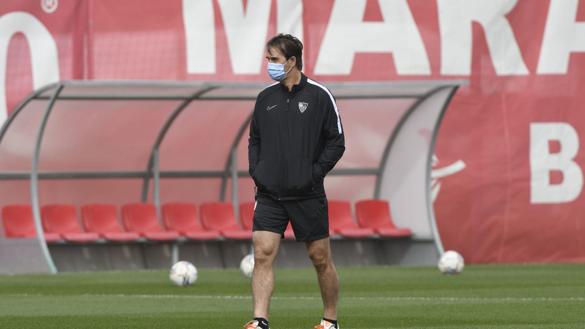 lopetegui_en_el_entrenamiento_del_sevilla_foto_kiko_hurtado_001.jpeg
