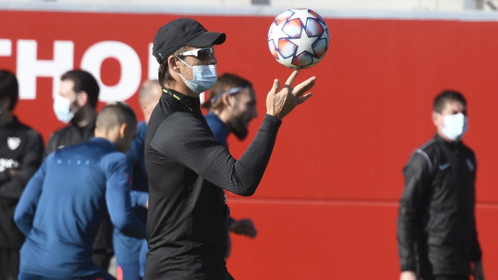 lopetegui_en_el_entrenamiento_del_sevilla_foto_kiko_hurtado_002.jpeg lopetegui_en_el_entrenamiento_del_sevilla_foto_kiko_hurtado_002.jpeg
