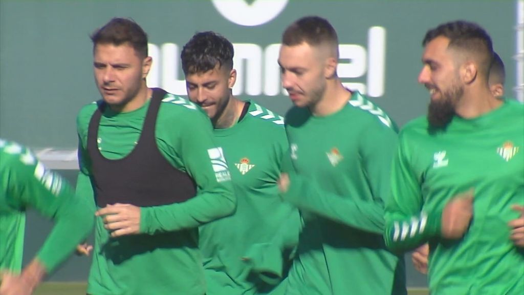 (MEDIASET) Borja Iglesias y Joaquín, con Loren en el entreno del Betis