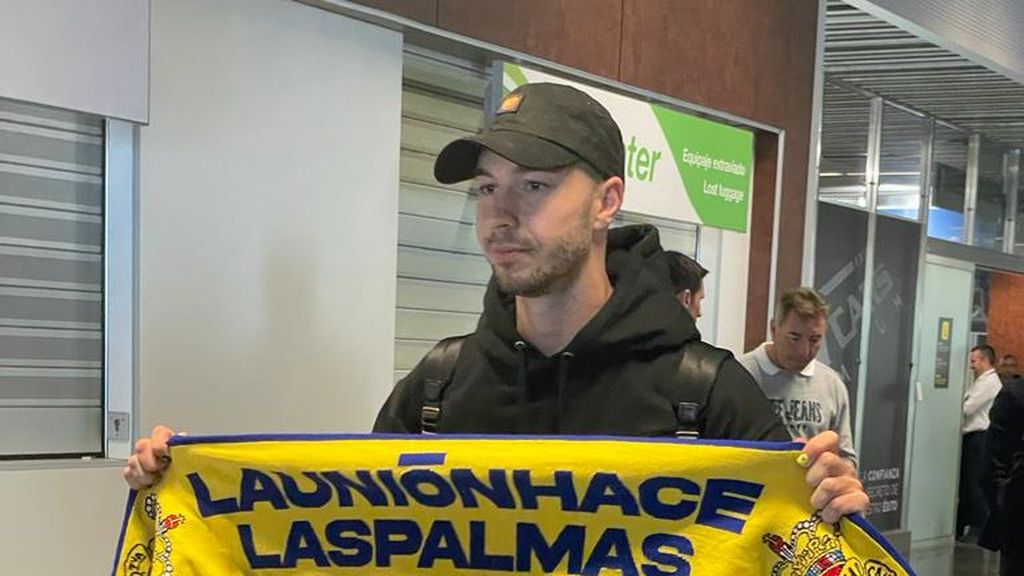 Loren posa con la bufanda de Las Palmas a su llegada a Canarias
