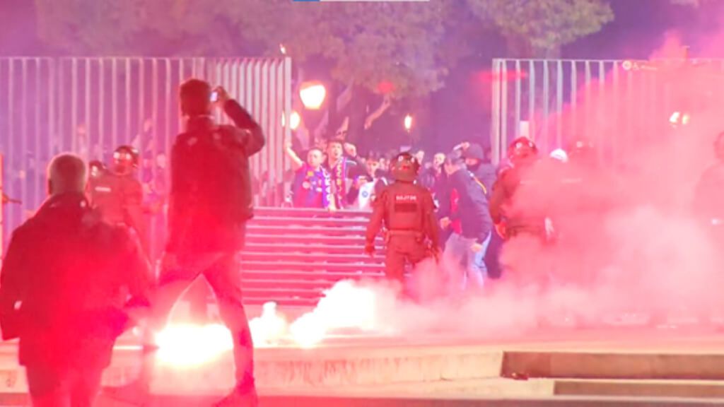 Los aficionados del Barça se enfrentan a la Policía tras intentar entrar en el estadio