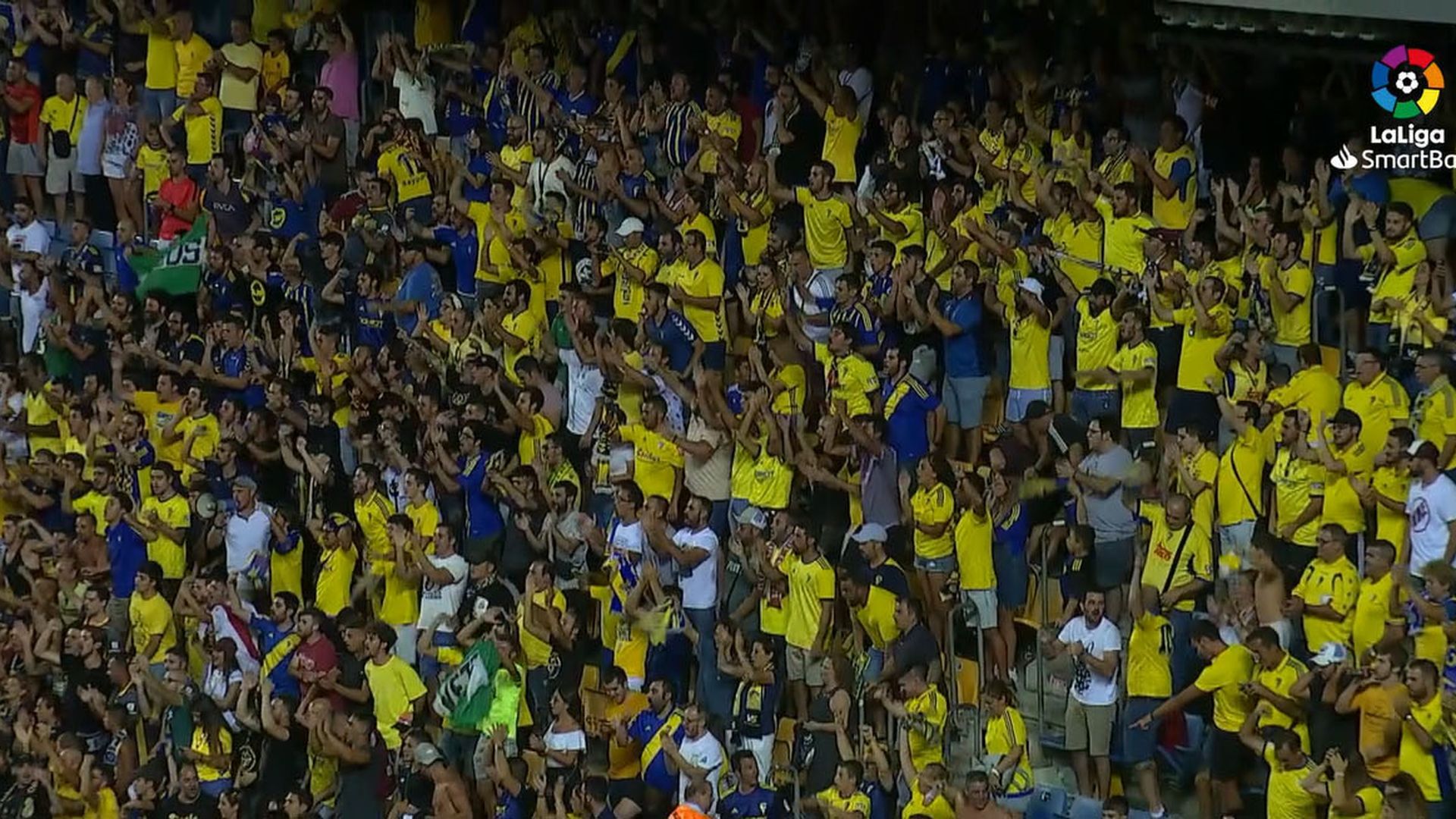 los_aficionados_del_cadiz_celebran_la_victoria_ante_el_extremadura.jpg
